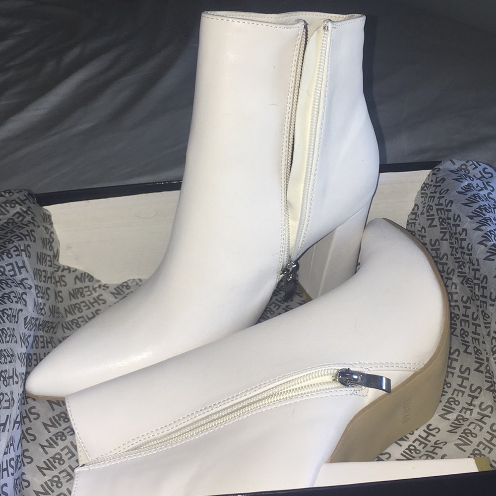 Trendy all white shoes !
